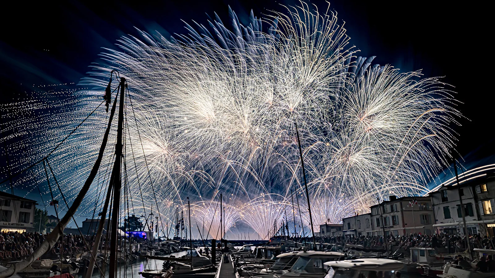 Feu d'artifice pyromusical Sparklight à La Flotte-en-Ré